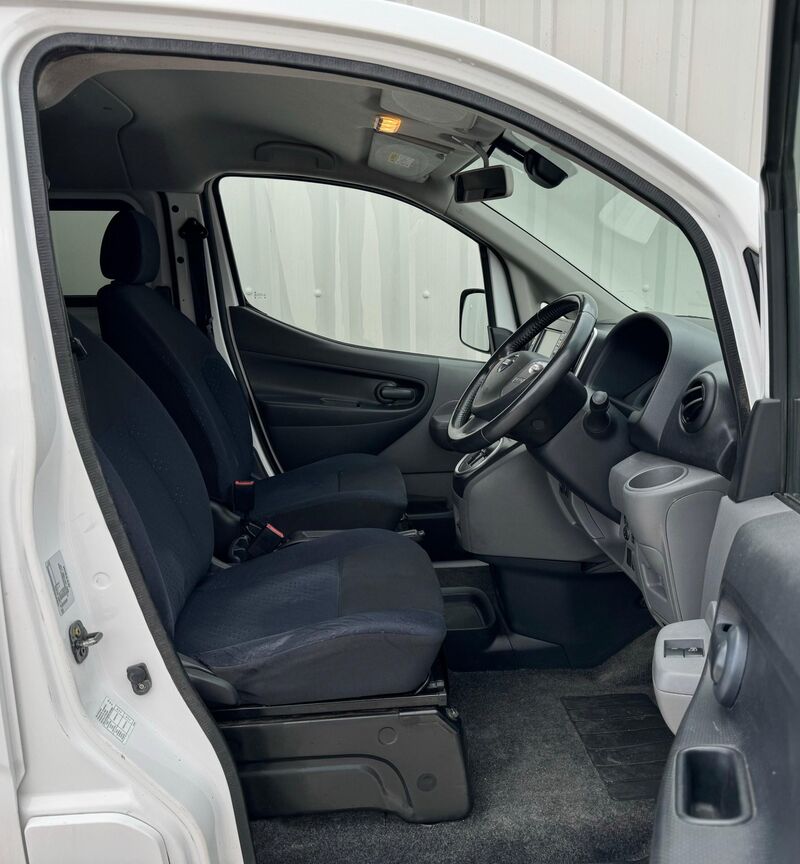 NISSAN E-NV200