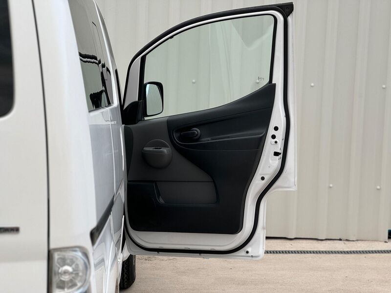NISSAN E-NV200