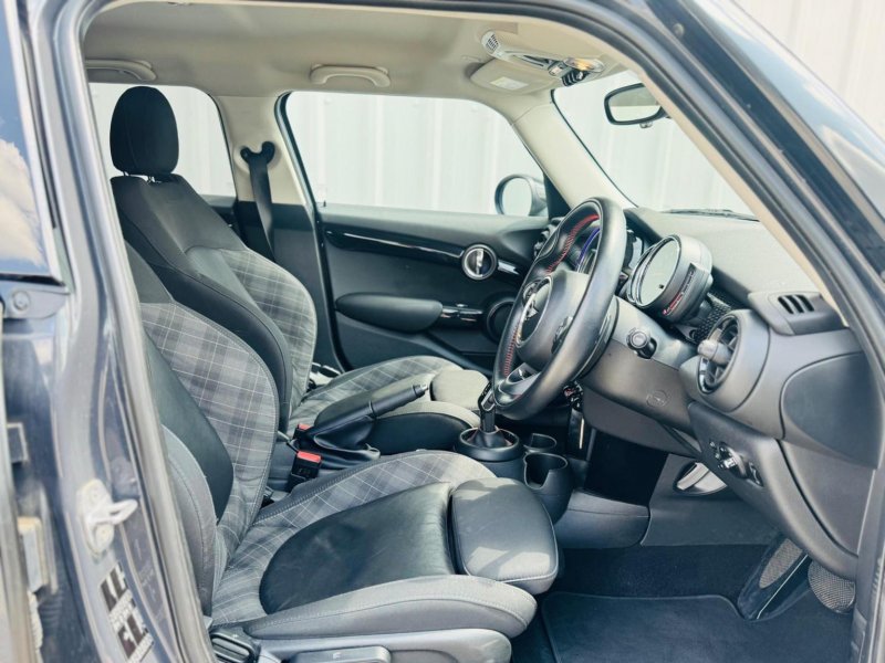 MINI HATCH