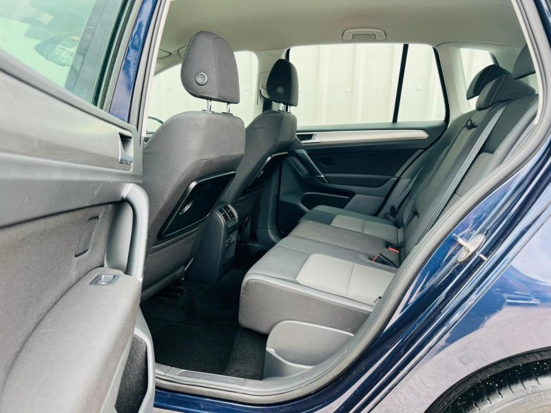 VOLKSWAGEN GOLF SV