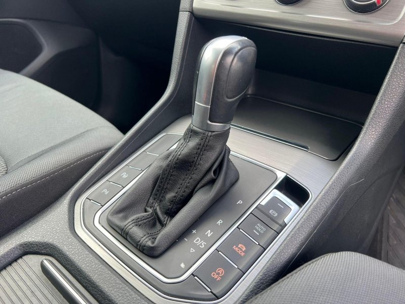 VOLKSWAGEN GOLF SV